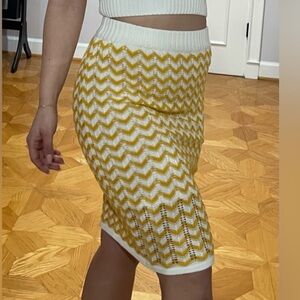 NWT BCBGeneration chevron skirt yellow and white knit pattern Sz S